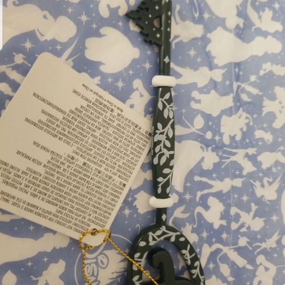 Disney Store Opening Ceremony Key With Tag. - Picture 3 of 3